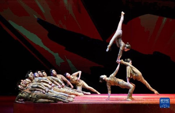 粤友钱配资 第十一届全国杂技展演闭幕演出在济南举行
